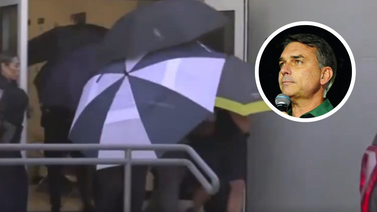 VÍDEO: Flávio Bolsonaro é escoltado com guarda-chuvas ao sair de aeroporto nos EUA