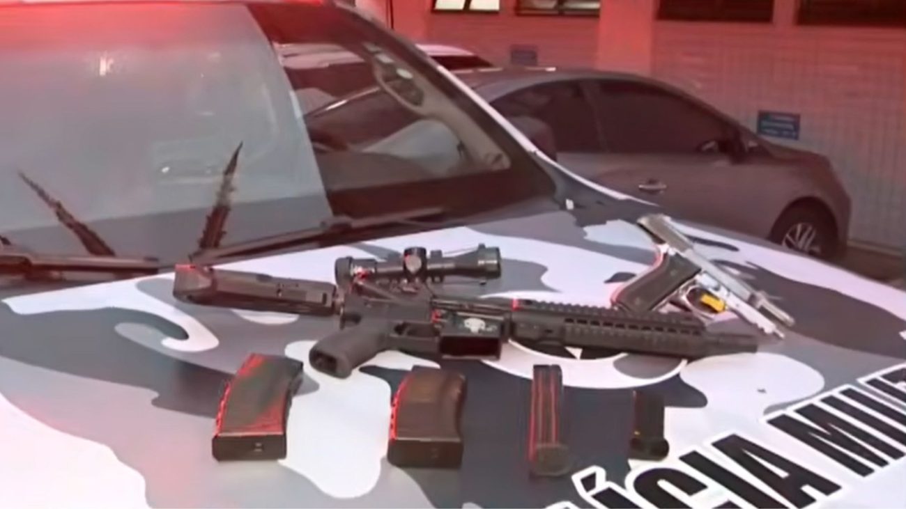 Possíveis armas utilizadas no crime foram apreendidas pela PMFoto: Reprodução/NDTV RECORD/ND Mais