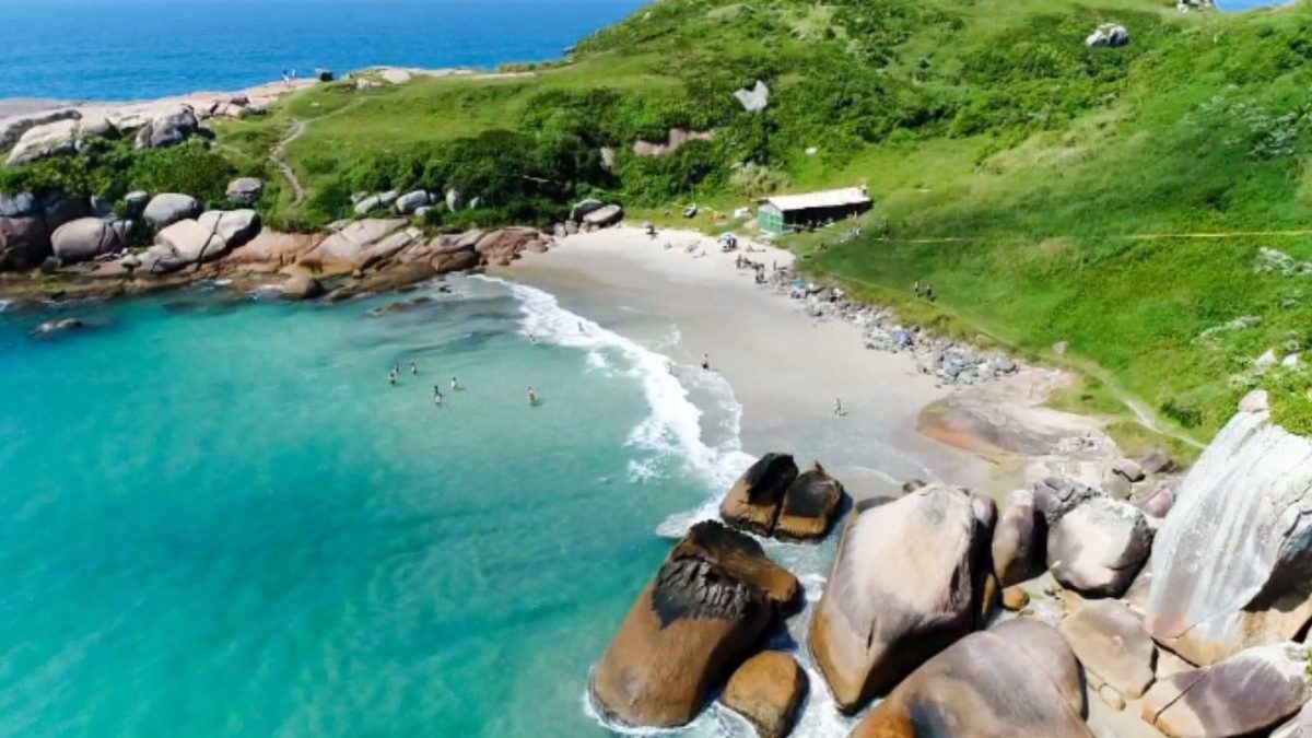 Trilha em meio à Mata Atlântica leva à praia ‘escondida’ entre dois cartões-postais de Florianópolis
