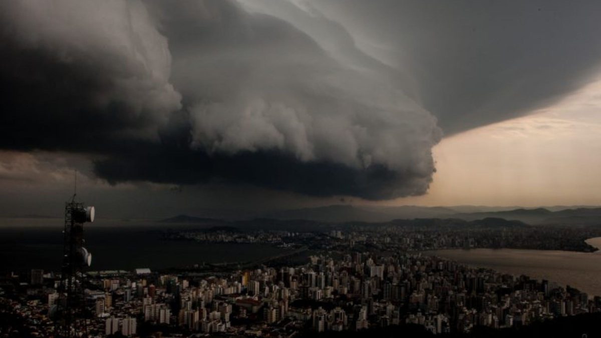 Ventos de até 100 km/h e chance de granizo: temporais voltam a atingir SC e deixam 78 cidades em alerta