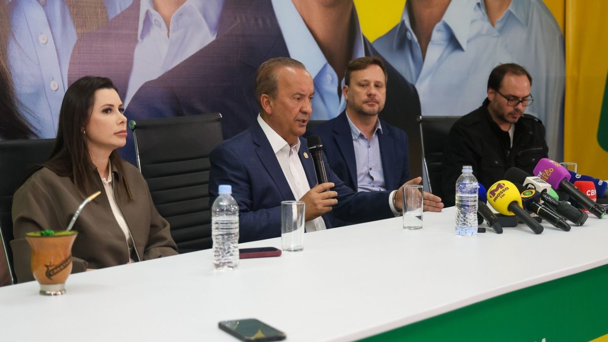 Carlos Bolsonaro e Carol de Toni, eleitos senadores por SC, apresentam prioridades para o mandato no parlamento a partir de 2027