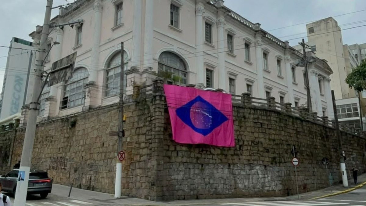 Obra inspirada na Bandeira Nacional é retirada de museu histórico com base em lei de 50 anos atrás em Florianópolis