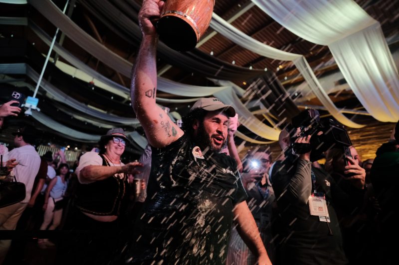 Oktoberfest Blumenau 2026: fotos mostram ritual que reúne multidão e marca o início da festa 7 Sangria do barril marca abertura da Oktoberfest em Blumenal. - Giovani B. Silva/Especial ND Mais