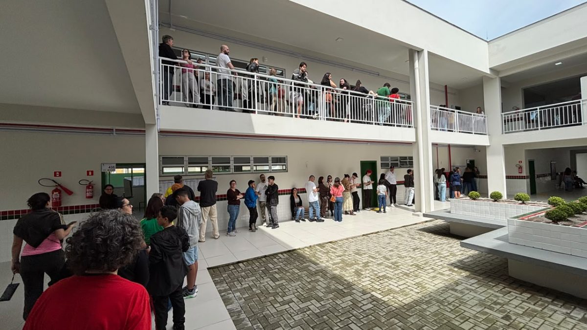 FOTOS: Filas longas dão voltas e eleitores esperaram até 2 horas para votar em Florianópolis