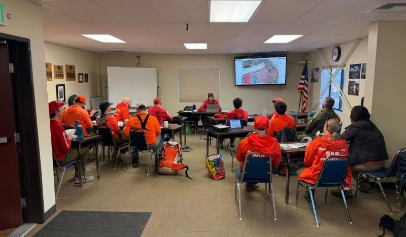 Veículo com equipamentos de resgate em região montanhosa da Califórnia, onde equipes realizaram buscas pelo alpinista Brian Seibert, de 53 anos, encontrado morto após uma queda durante a descida do Monte Morgan - Reprodução/Mono County Sheriff Search and Rescue Team