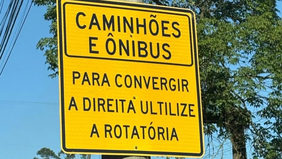 Erro de ortografia em placa é corrigido após ‘flagra’ no trânsito em SC - Foto