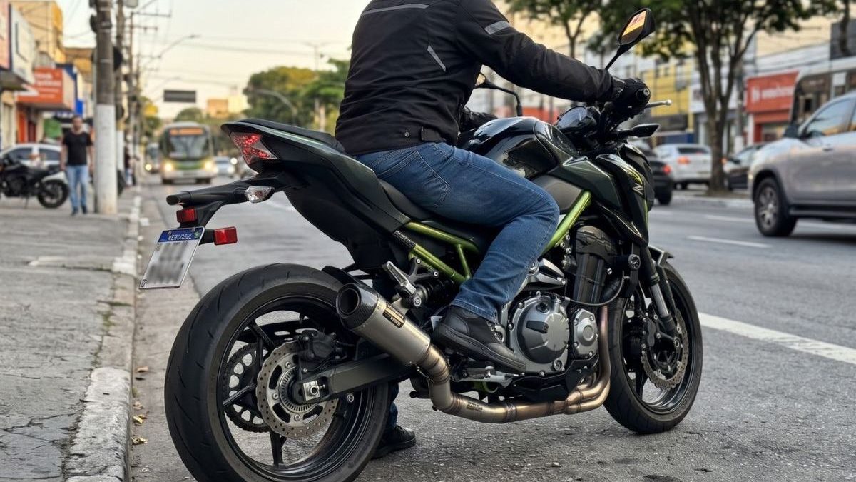Escapamento aberto na moto pode render multa de R$ 195,23 e 5 pontos na CNH, mas existe um detalhe sobre o modelo esportivo