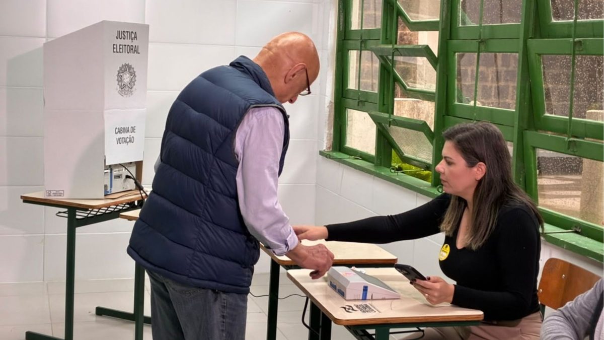 Candidato ao Senado por SC, Esperidião Amin, vota em Florianópolis
