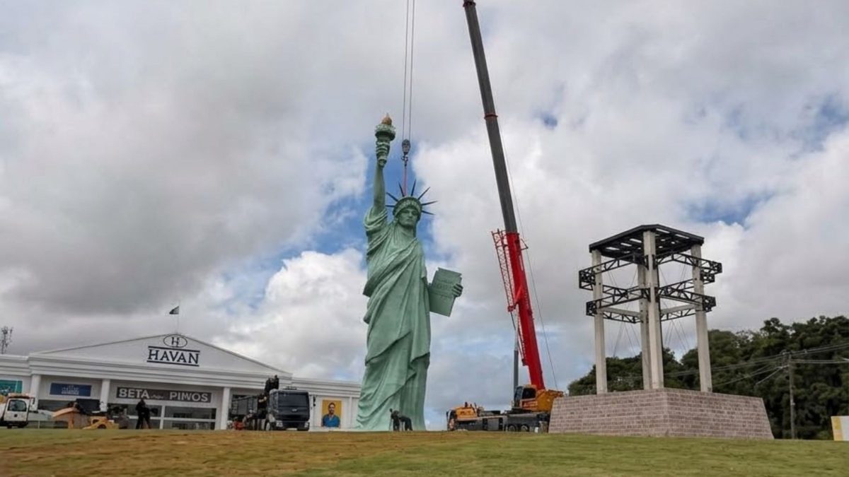 Estátua de 8 toneladas é içada e marca reta final de megaloja da Havan que mira clientes argentinos em SC