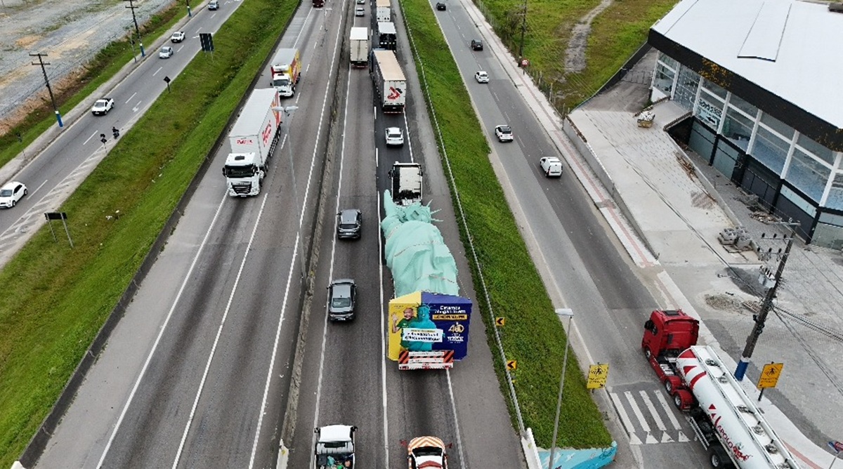 Estátua da Liberdade de 24 metros e oito toneladas fabricada em SC vai percorrer 600 km até nova megaloja da Havan de R$ 100 milhões