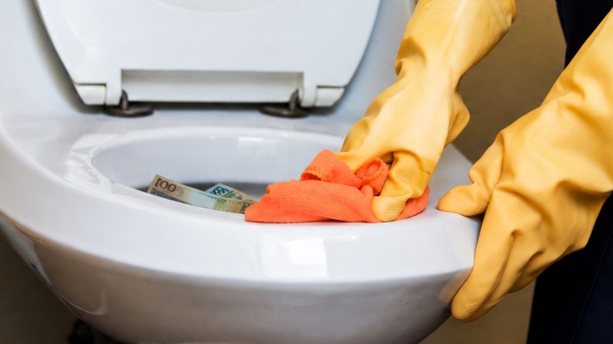 Faxineiro limpa banheiro e encontra R$ 532 mil no vaso sanitário, mas devolve todo o dinheiro e recebe ‘recompensa surpresa’ 3 anos depois