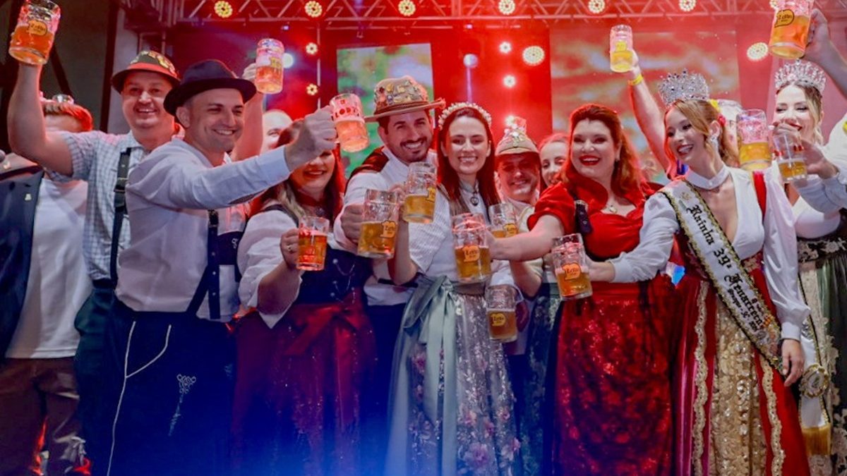 39ª Fenarreco é aberta oficialmente com sangria do primeiro barril de chopp em Brusque
