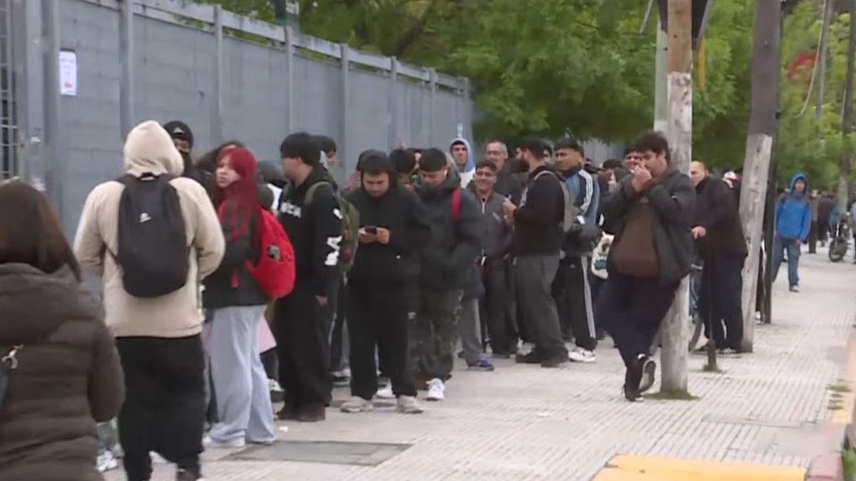 Loja anuncia apenas 30 vagas de emprego e multidão forma fila de quase 10 quarteirões na Argentina