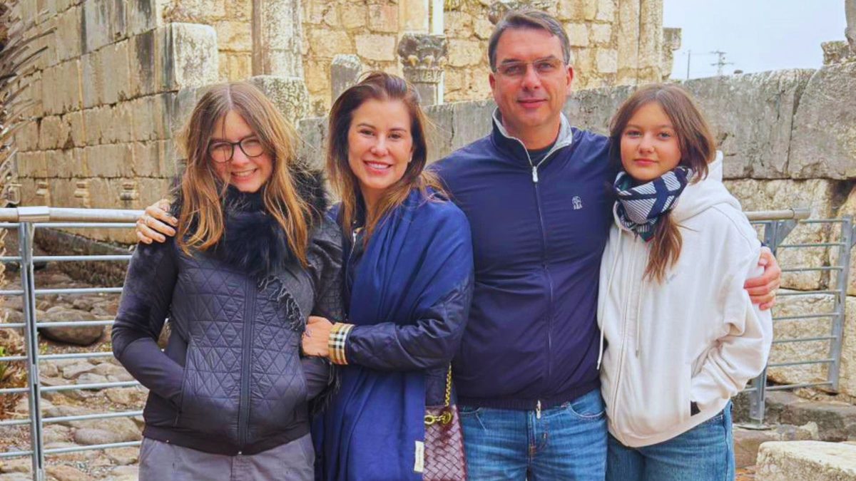 Saiba quem são as filhas de Flávio Bolsonaro, que viajaram com o ex-candidato à presidência para os EUA