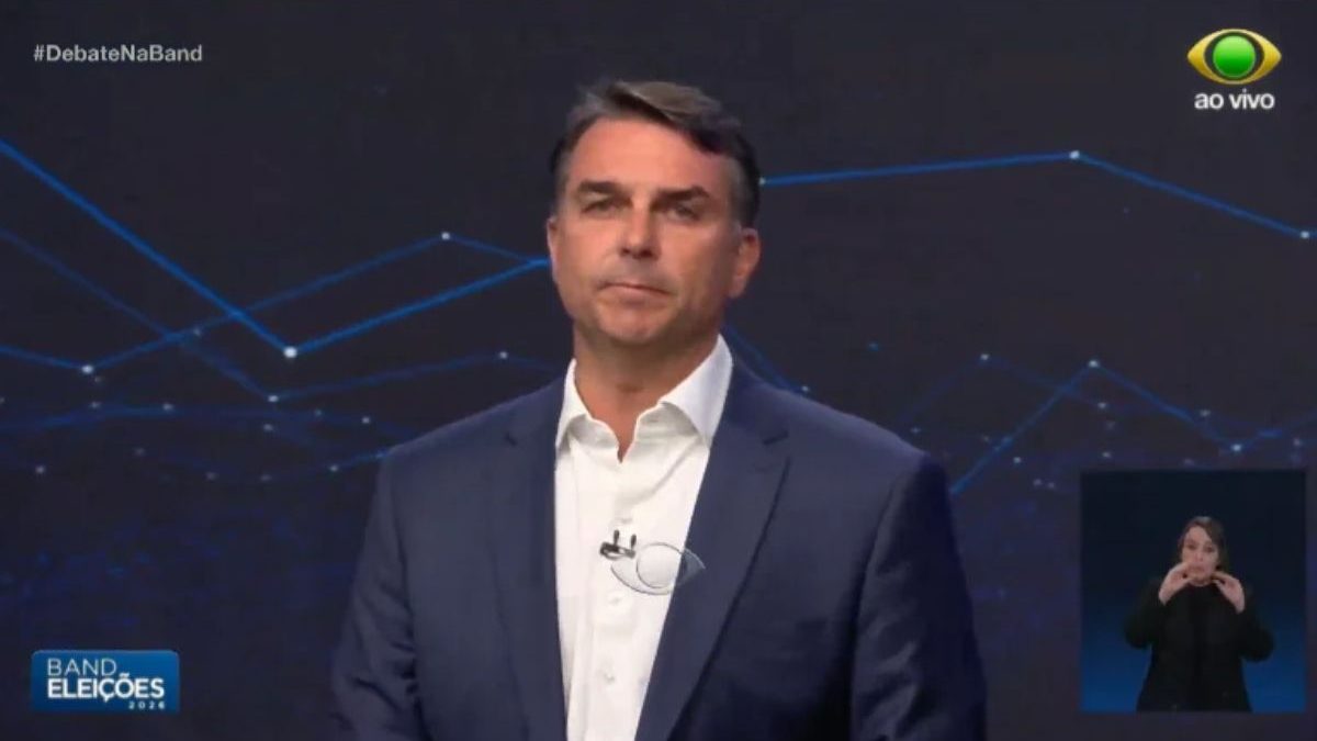‘Quero me comprometer a ter dinheiro no seu bolso’, diz Flávio Bolsonaro