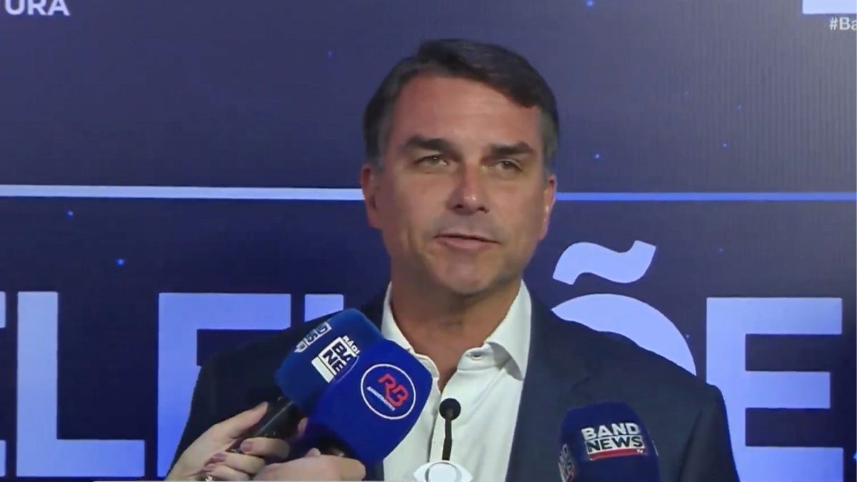 ‘O Brasil escolheu a mudança’, afirma Flávio Bolsonaro ao chegar para debate da Band