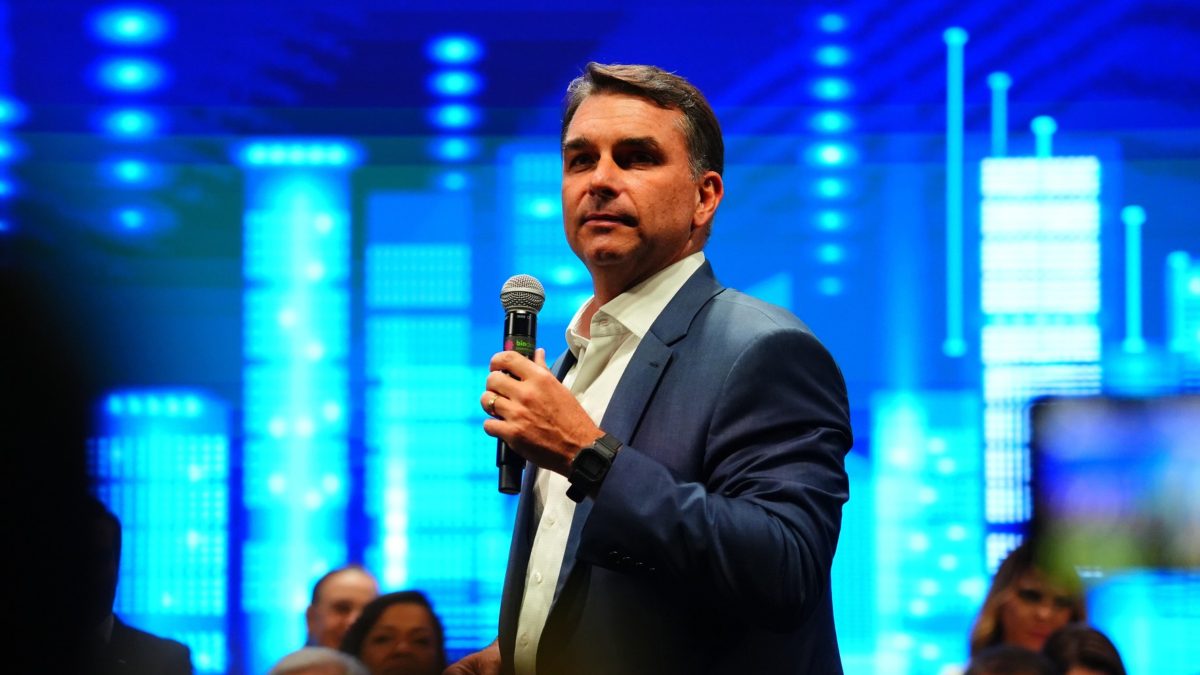 Flávio Bolsonaro desiste de pedir anulação da eleição e muda estratégia para tentar cassar chapa de Lula