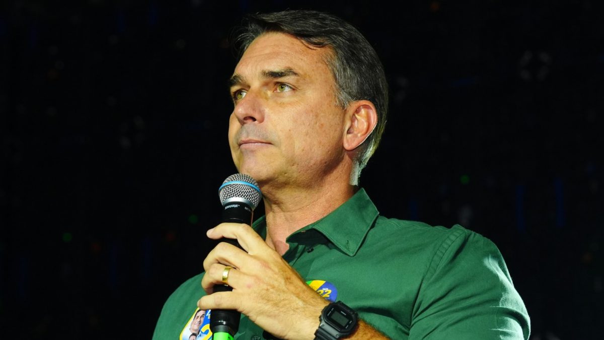 ‘Operação Alba’: aliado de Trump afirma que Flávio Bolsonaro chegou aos EUA e revela plano contra Lula