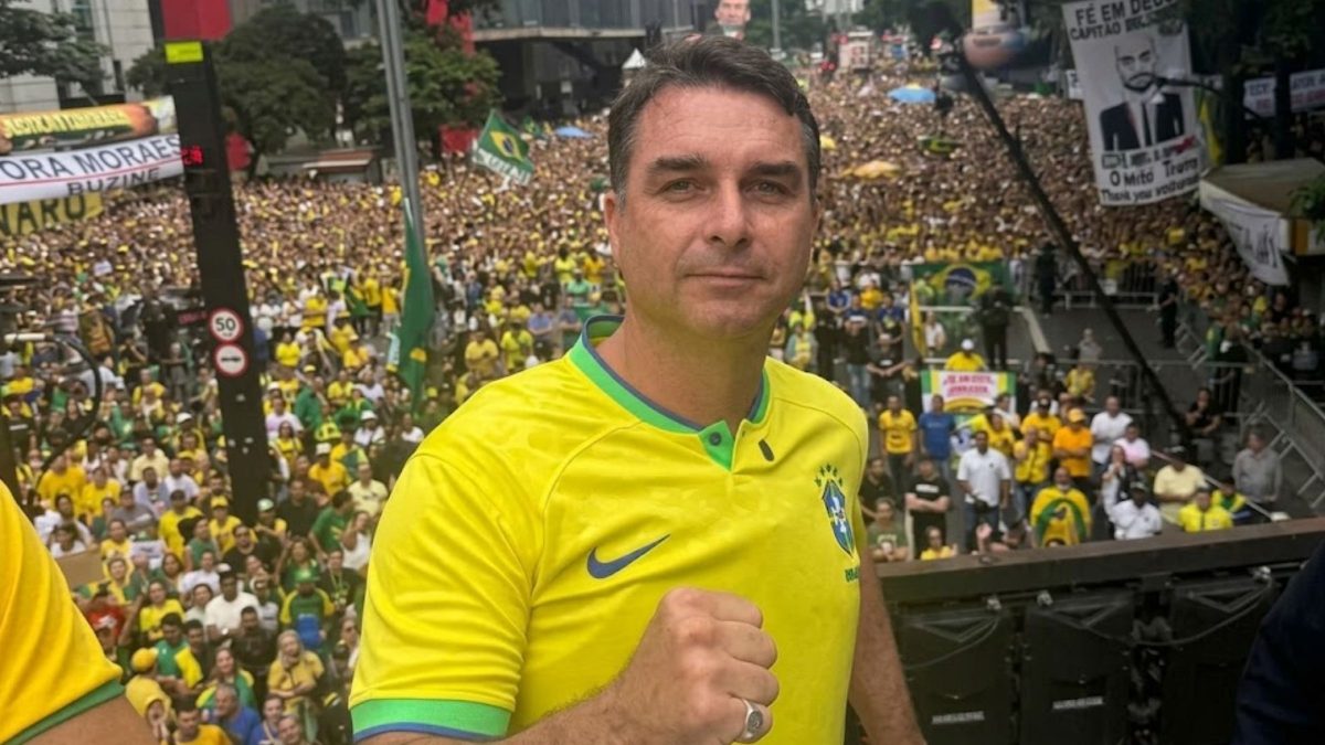 Ex-jogador da Seleção Brasileira ‘segue’ Romário e espera vitória de Flávio Bolsonaro contra Lula no primeiro turno: ‘Vamos’