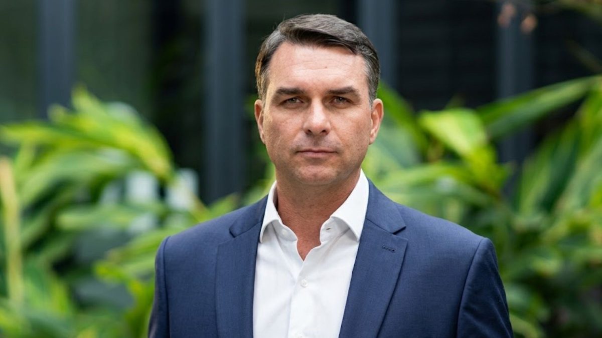 Flávio Bolsonaro recebe cobrança de ex-atacante da Seleção Brasileira após ausência em debate: ‘Devolve minha ilha’