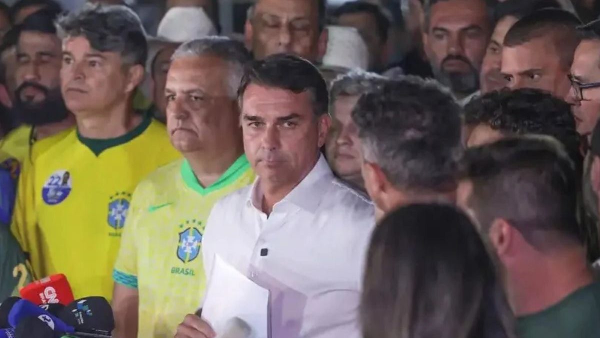 Aliados de Flávio Bolsonaro não conseguem contato com senador após notícia de fuga para a Argentina