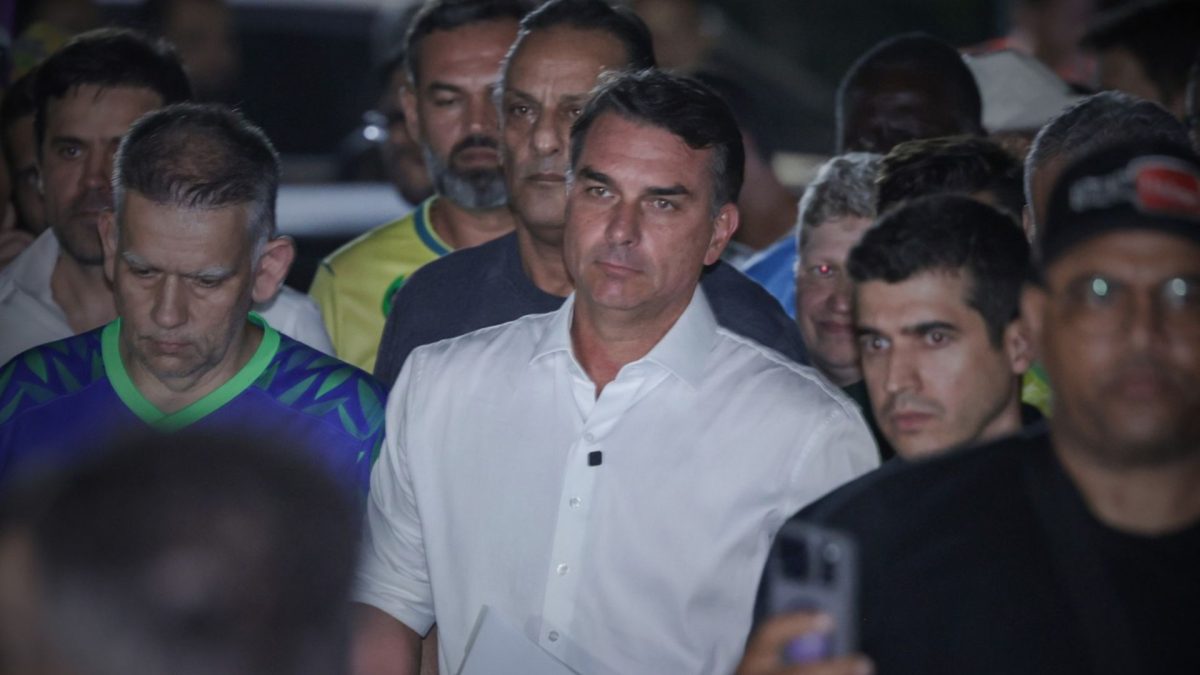 Flávio Bolsonaro deixou o Brasil: um senador pode ficar fora do país? Veja o que diz o regimento