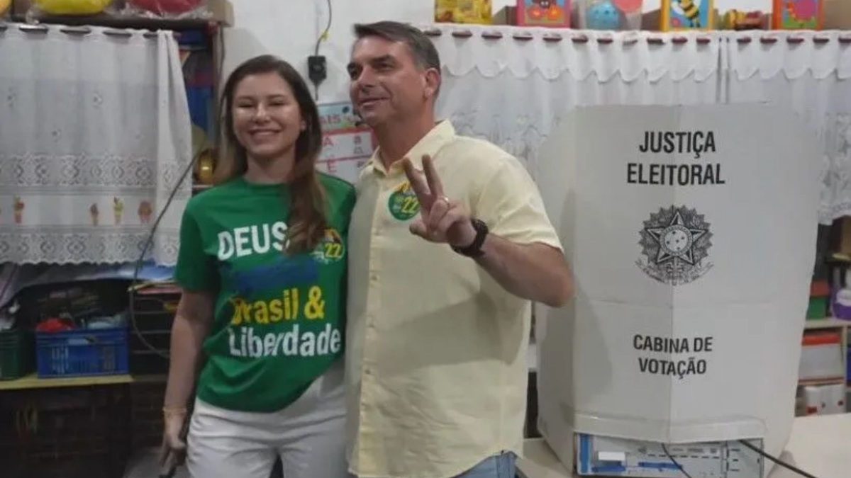 Flávio Bolsonaro (PL) vota no Rio de Janeiro acompanhado da família e afirma: ‘pode criticar o governo à vontade’