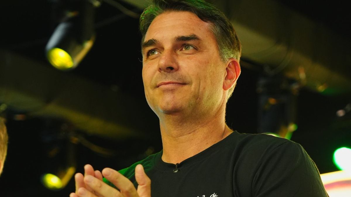 Flávio Bolsonaro está a caminho dos EUA após descumprir ordem de Moraes, diz jornal