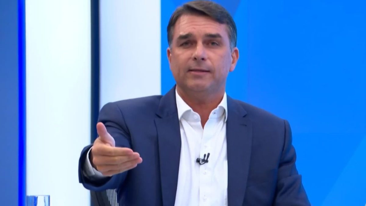 Flávio Bolsonaro fala sobre escala 6×1, Alexandre de Moraes e segurança pública; veja as principais frases da sabatina