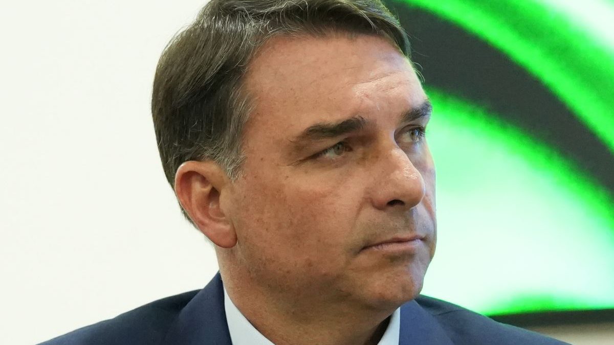 Deputados do PT pedem prisão preventiva de Flávio Bolsonaro e inclusão na lista vermelha da Interpol