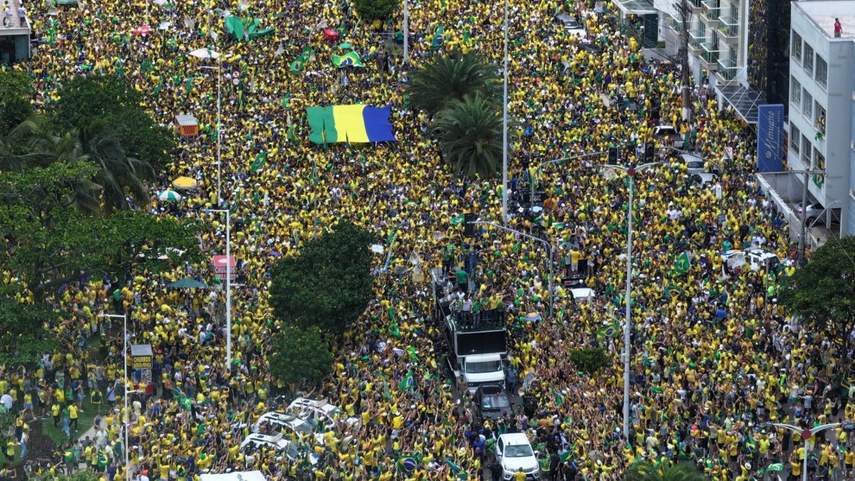 Flávio Bolsonaro reúne Tarcísio, Nikolas Ferreira e outros aliados em ato de campanha na orla de Vitória