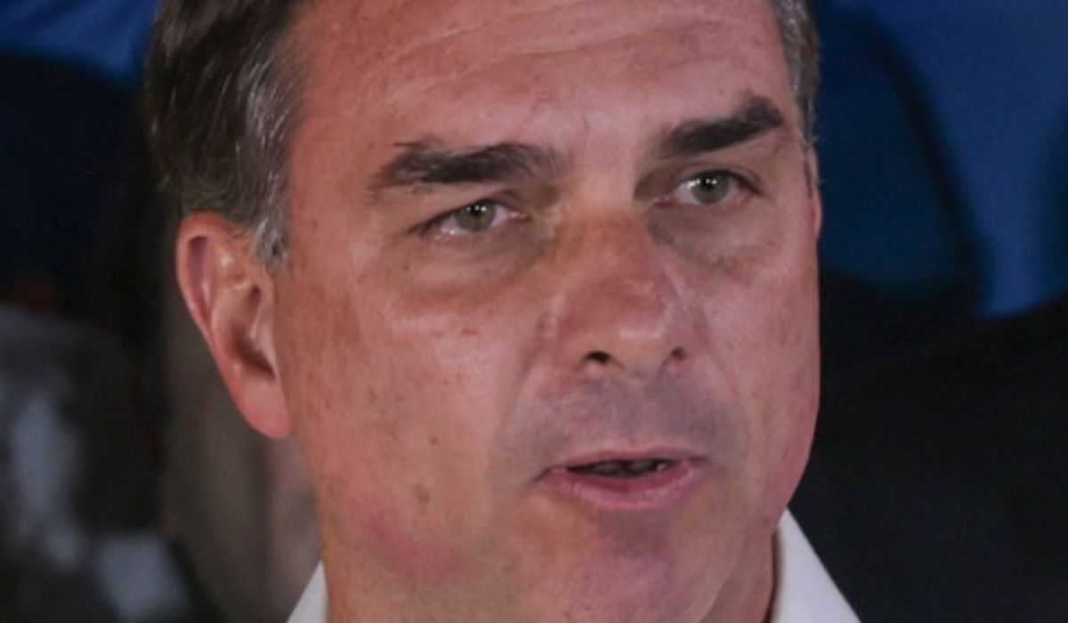 Flávio Bolsonaro aparece em close durante pronunciamento; Polícia Federal investiga se o senador deixou o Brasil pela Argentina após notícia de suposta fuga