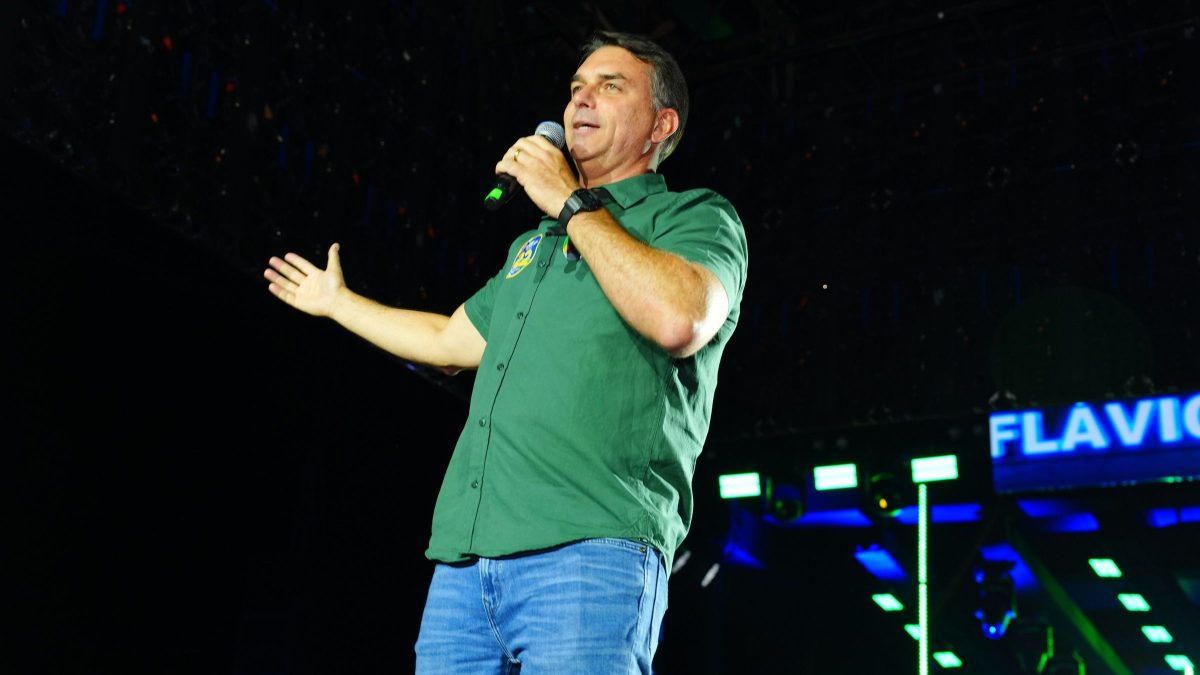 O que Flávio Bolsonaro pode fazer ao chegar aos EUA? Entenda as diferenças entre visto, asilo e refúgio