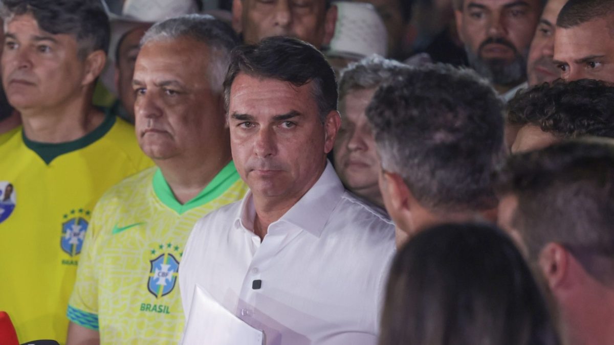 Flávio Bolsonaro viajou para os EUA? Veja onde ele foi visto após a derrota e o que Eduardo disse sobre deixar o Brasil