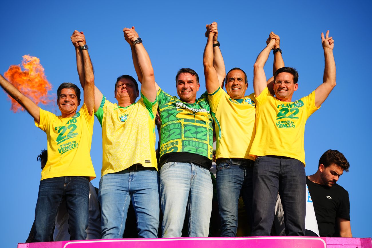 Do alto do trio elétrico do chamado Bloco 22, que percorreu o trajeto entre o Morro do Cristo e o Farol da Barra, o senador recebeu do prefeito de Salvador, Bruno Reis (União Brasil), o título de Cidadão SoteropolitanoFoto: Divulgação/ND Mais