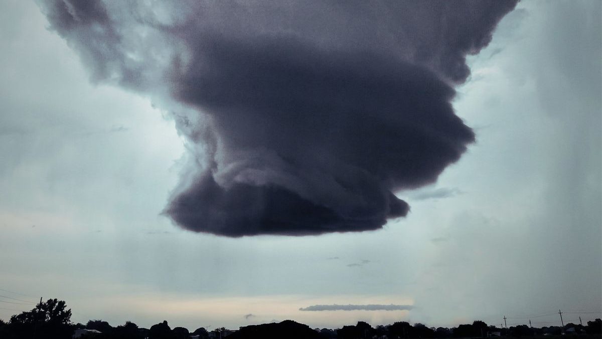 Ciclone provoca nova rodada de ‘chuvarada’ e ventos de 90 km/h no Sul; próximas horas têm alerta para alagamentos e granizo