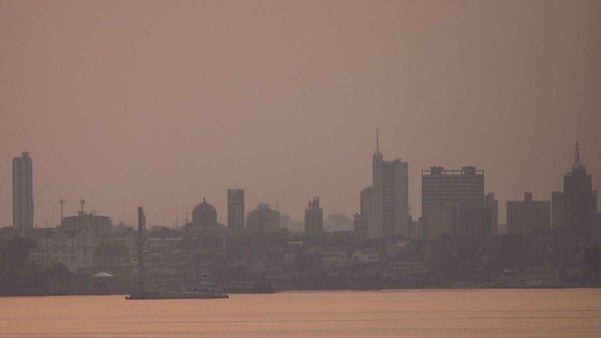 Fumaça de queimadas sufoca cidade, coloca mais de 2 milhões em alerta e deixa qualidade do ar péssima em Manaus