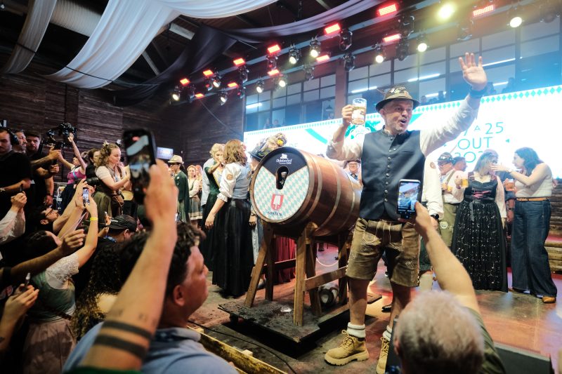Oktoberfest Blumenau 2026: fotos mostram ritual que reúne multidão e marca o início da festa 16 Sangria do barril marca abertura da Oktoberfest em Blumenal. - Giovani B. Silva/Especial ND Mais (38)