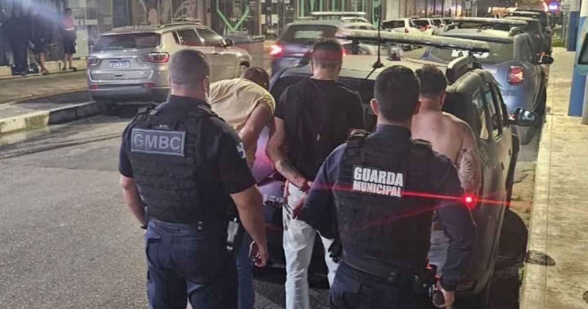 Mulher quebra vidro de carro após ver namorado com outra, homem dispara arma e confusão termina com três presos em Balneário Camboriú