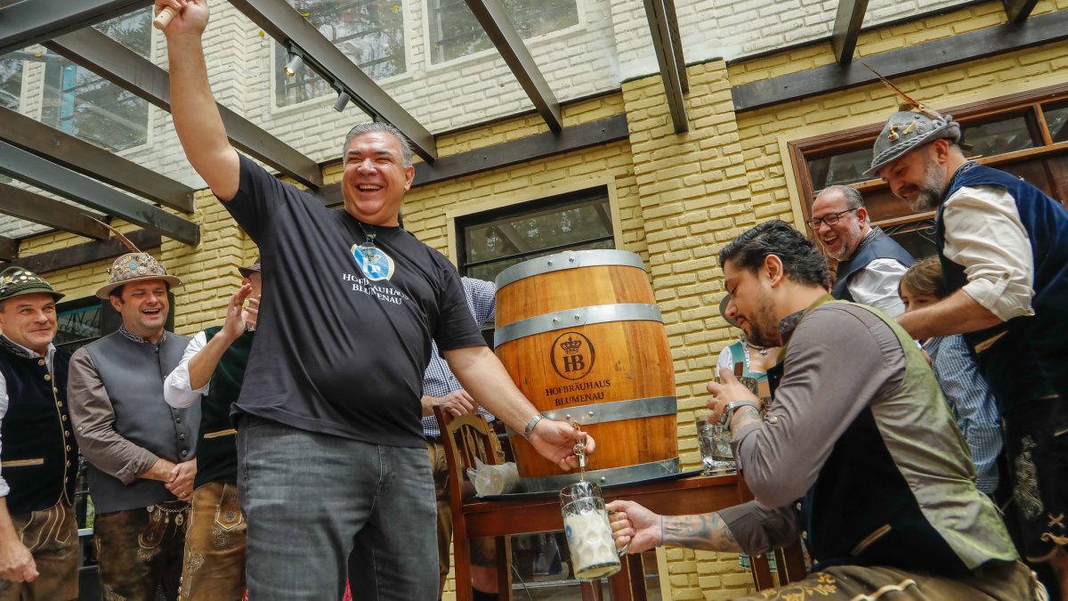 FOTOS: Cervejaria alemã famosa no mundo todo abre as portas em SC com sangria do primeiro barril de chope