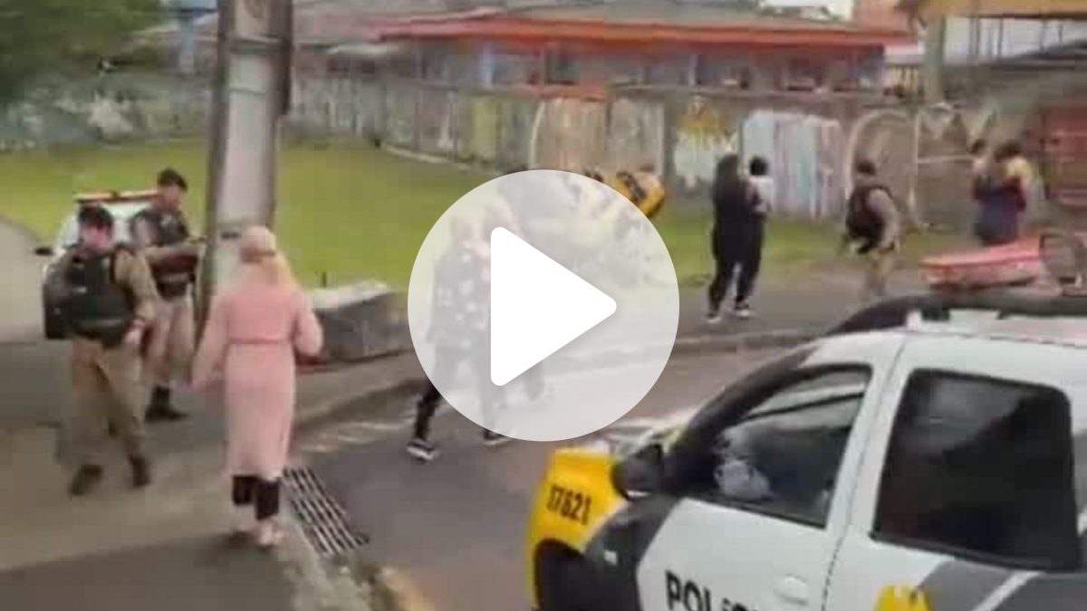 VÍDEO: Crianças de escola vizinha são retiradas em segurança após homem armado invadir creche em Curitiba