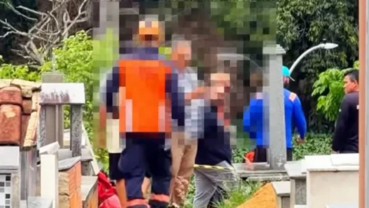 Homem de 40 anos visita túmulo do pai após sepultamento de conhecido, se senta sobre jazigo e morre ao cair dentro da sepultura