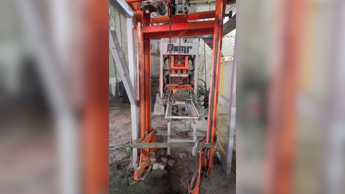 Homem é prensado por máquina em fábrica de artefatos de concreto e fica gravemente ferido em cidade da Grande Florianópolis