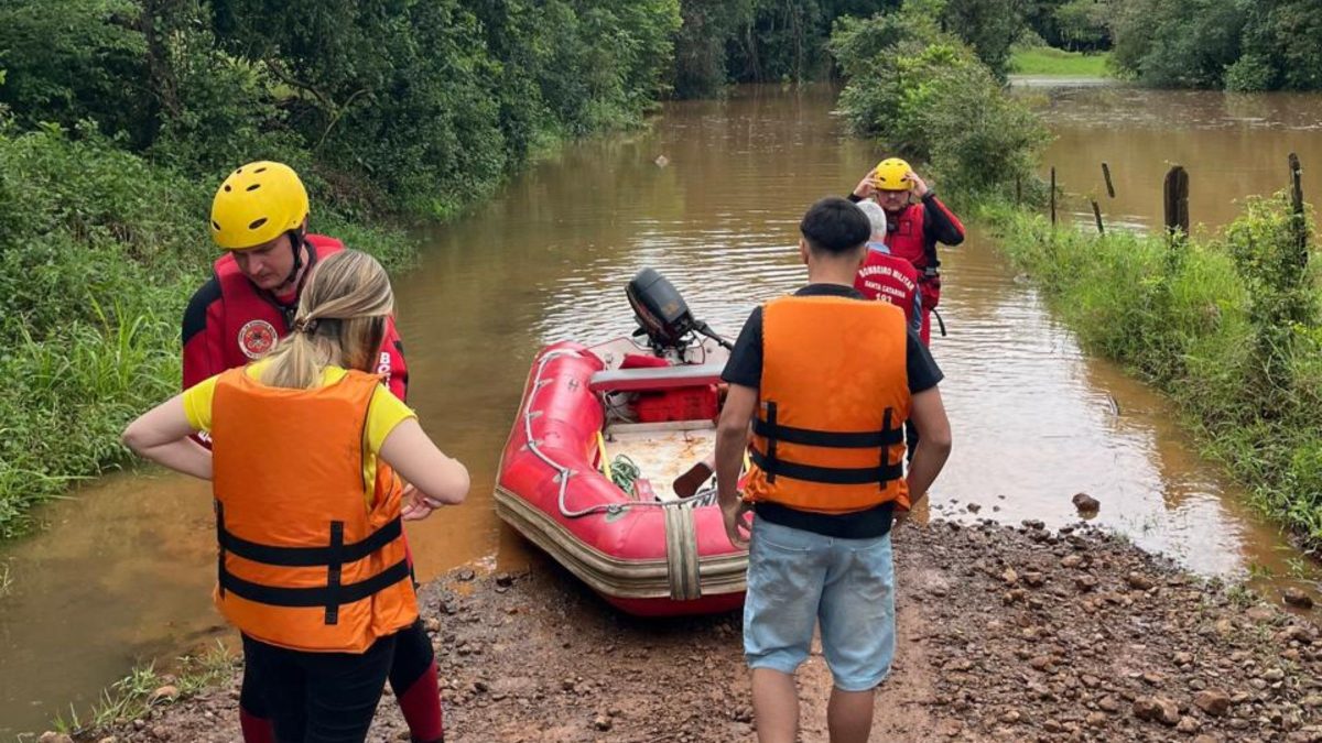 Ilhados por cheia em SC, moradores usam barco dos Bombeiros para conseguir votar no 2º turno; veja a operação