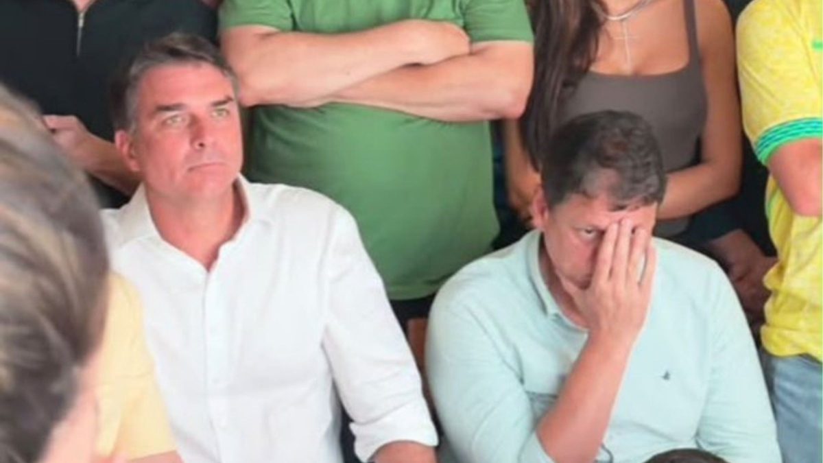 Primeira imagem de Flávio Bolsonaro após derrota nas urnas mostra senador cercado de aliados