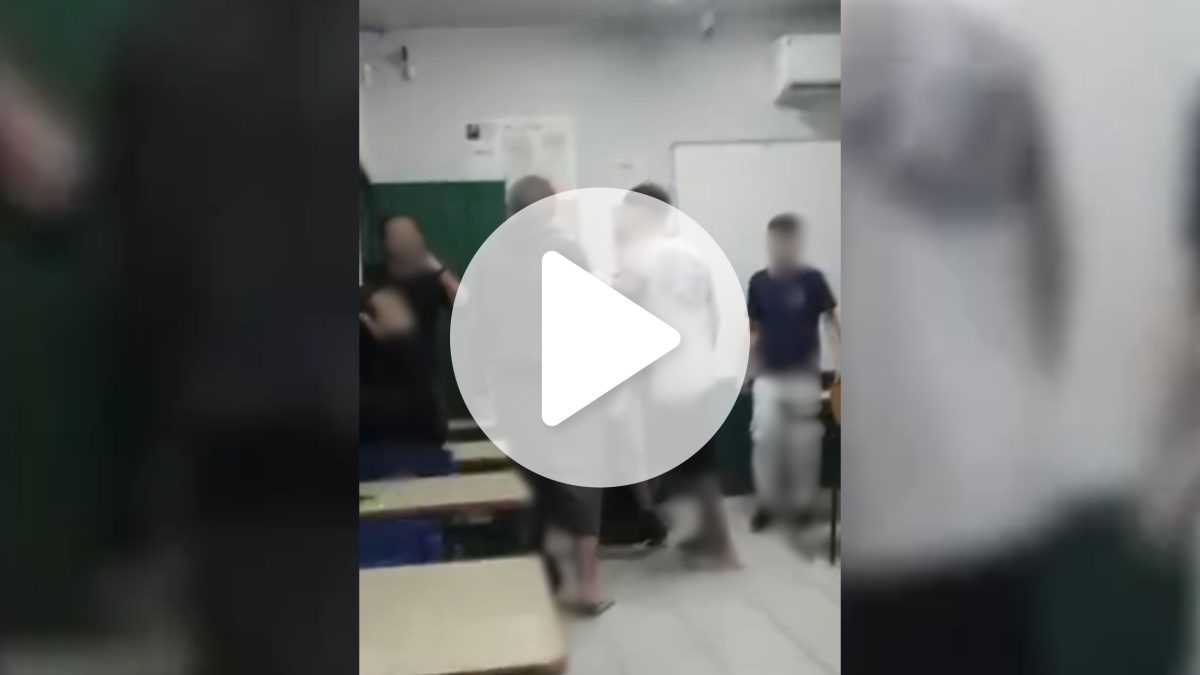 Imagens mostram adolescentes ameaçando funcionário de escola ao tentar conter bagunça em sala de aula em SC