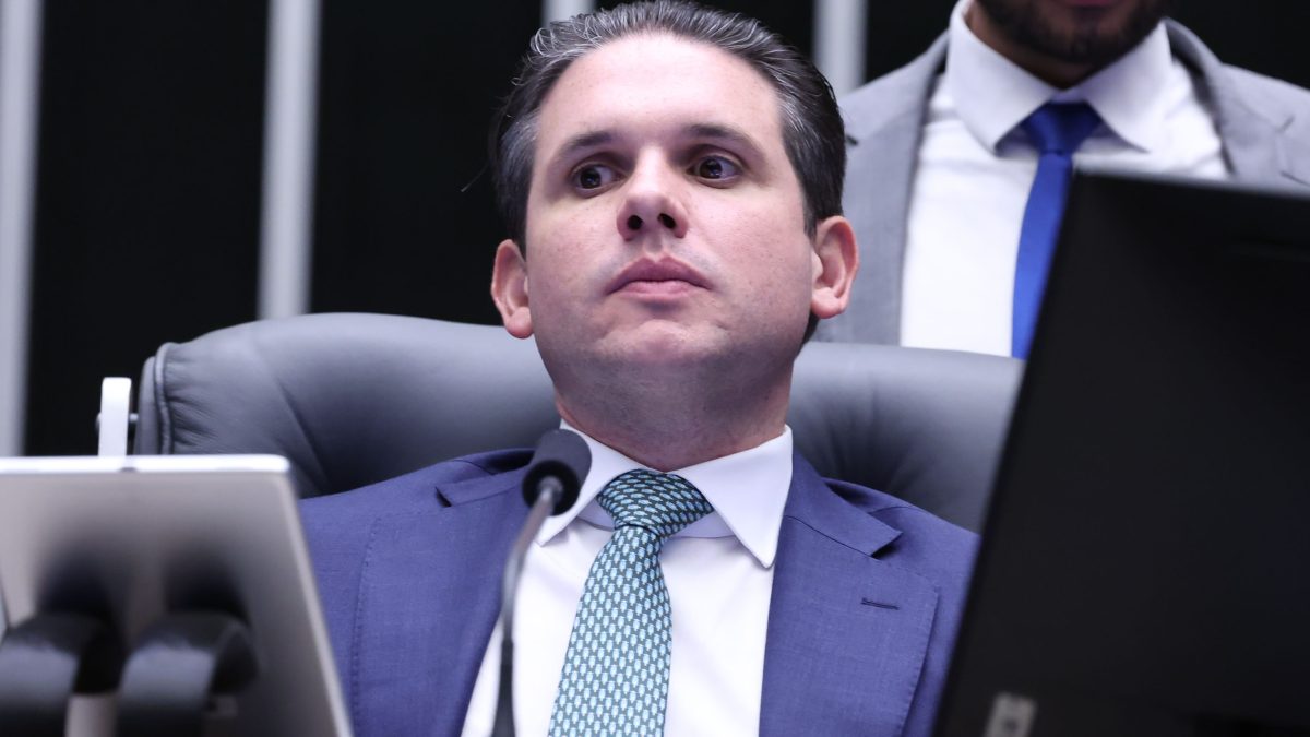 Hugo Motta defende voto distrital e internautas respondem: ‘Queremos o fim dos privilégios’