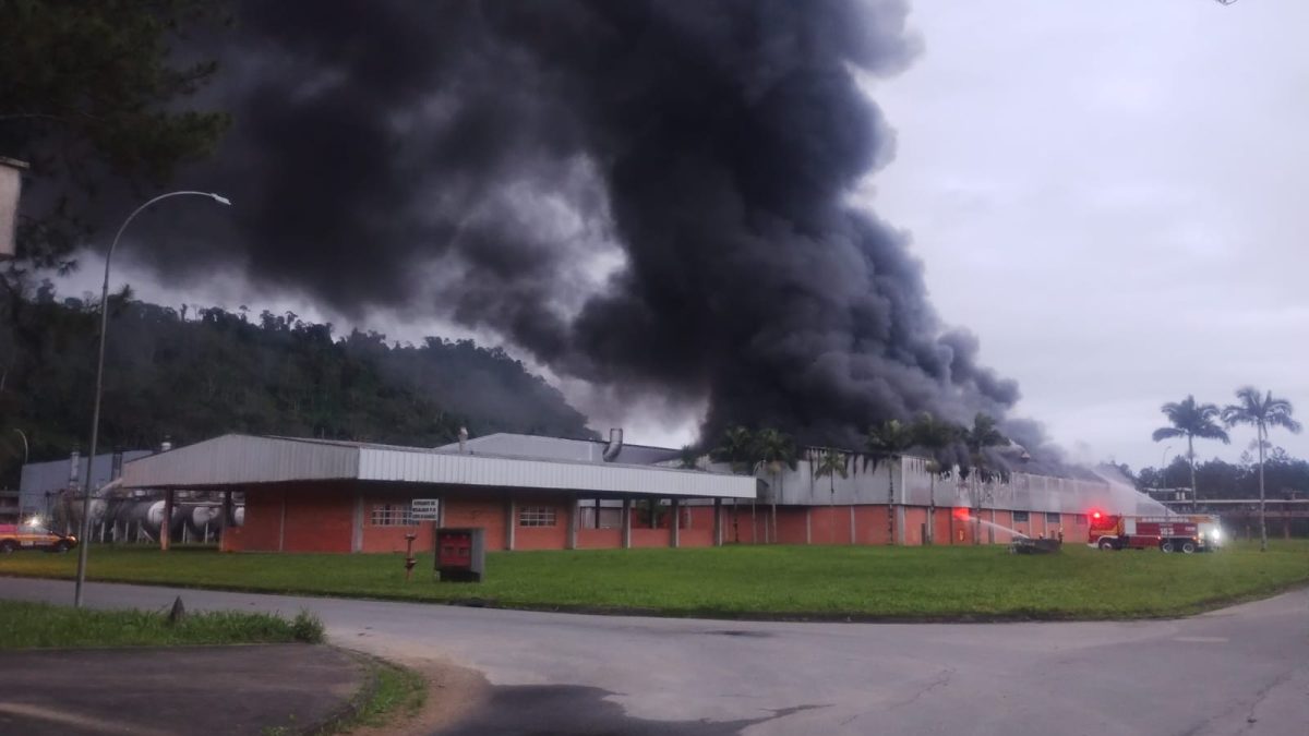 Combate a incêndio na maior empresa do Brasil de itens de primeiros socorros usa água para abastecer casa por 17 meses e mobiliza 25 bombeiros