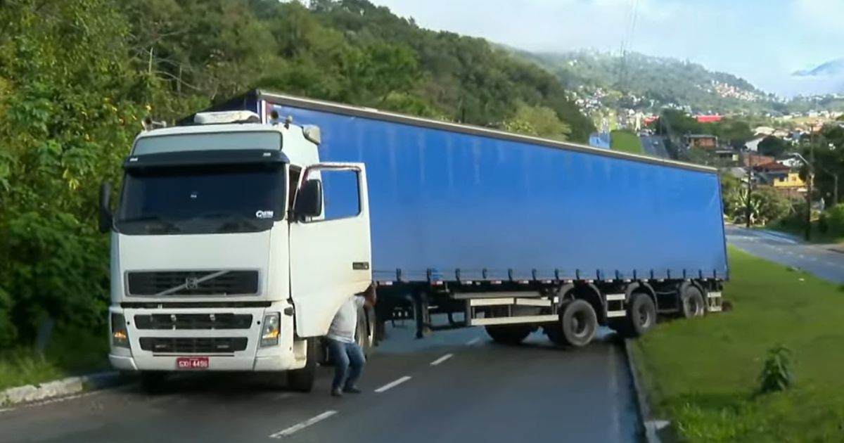 Caminhão carregado de cerveja atravessa pista e avenida movimentada fica interditada pelo 2º dia consecutivo em cidade de SC