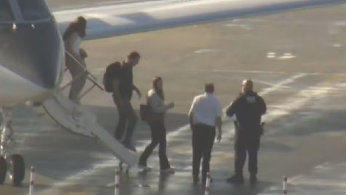 Primeiras imagens mostram Flávio Bolsonaro e família após fuga do Brasil e desembarque nos EUA; veja a trajetória do voo